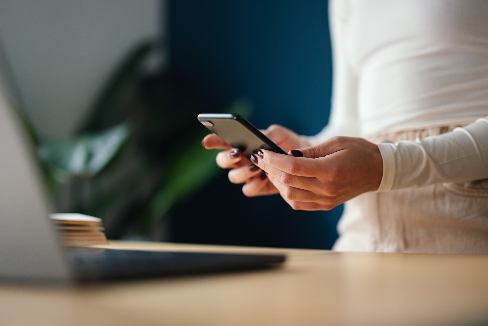 Eine Frau schaut sich auf dem Smartphone ihre E-Verordnung an.