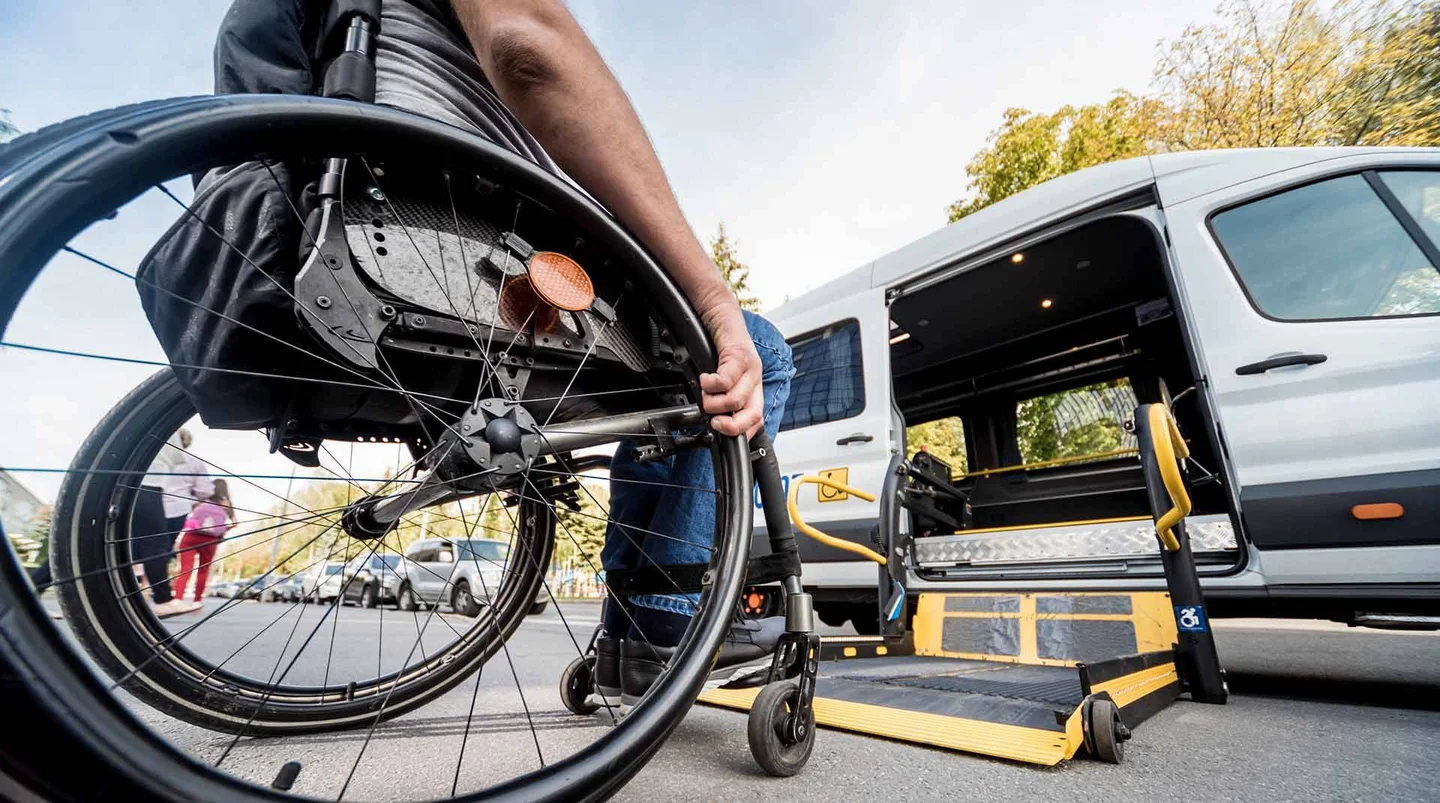 Spezieller Transportwagen f&uuml;r Rollstuhlfahrer