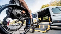 Spezieller Transportwagen f&uuml;r Rollstuhlfahrer