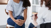 Patientin und Therapeutin sitzen sich im Therapiegespräch gegenüber.