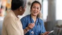 Eine Pflegefachkraft ber&auml;t eine Patientin.