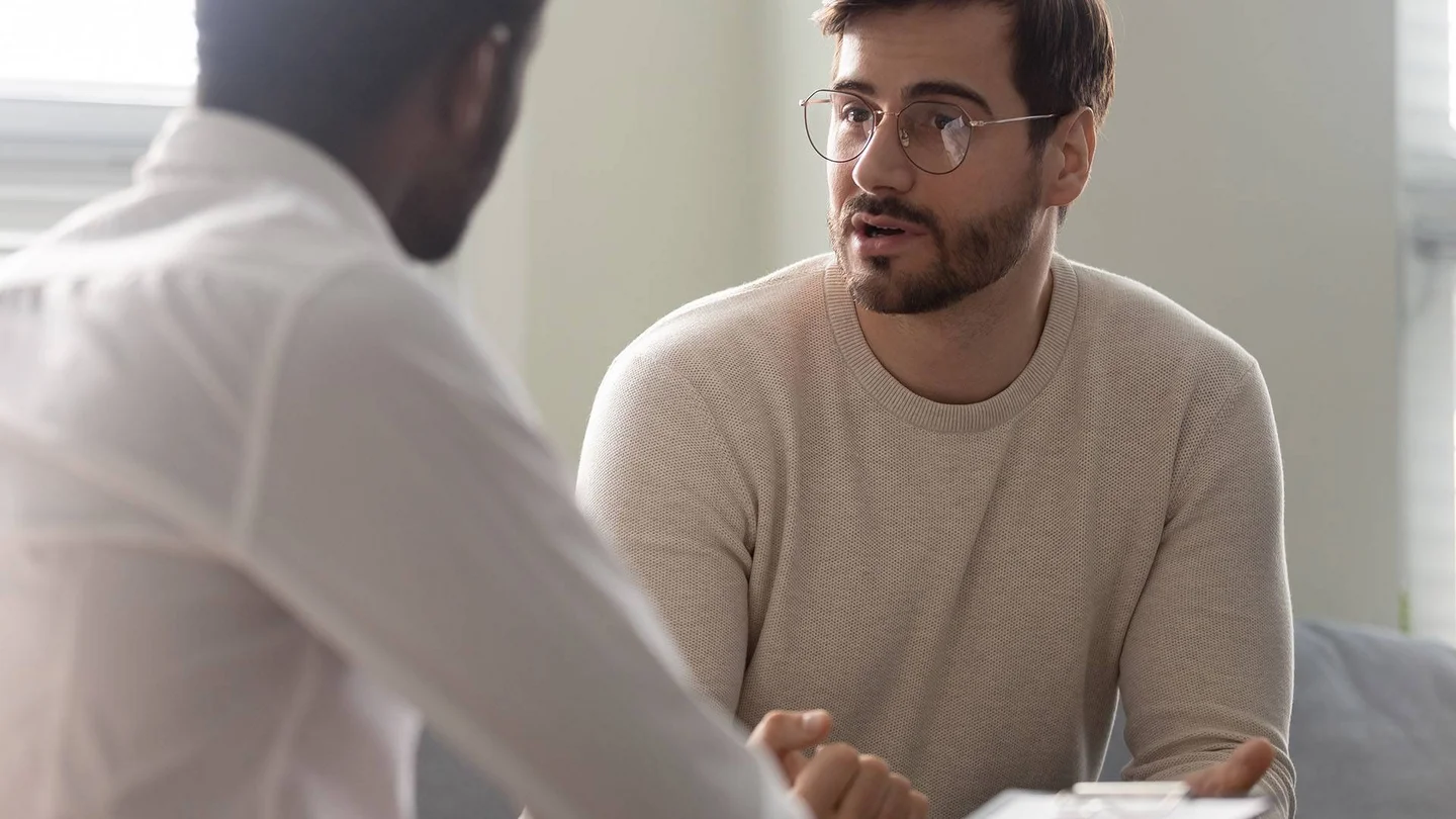 Zwei Männer im Beratungsgespräch.