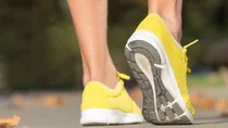 Person mit Laufschuhen.