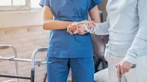 Pflegerin hilft &auml;lterer Person bei der Bewegung