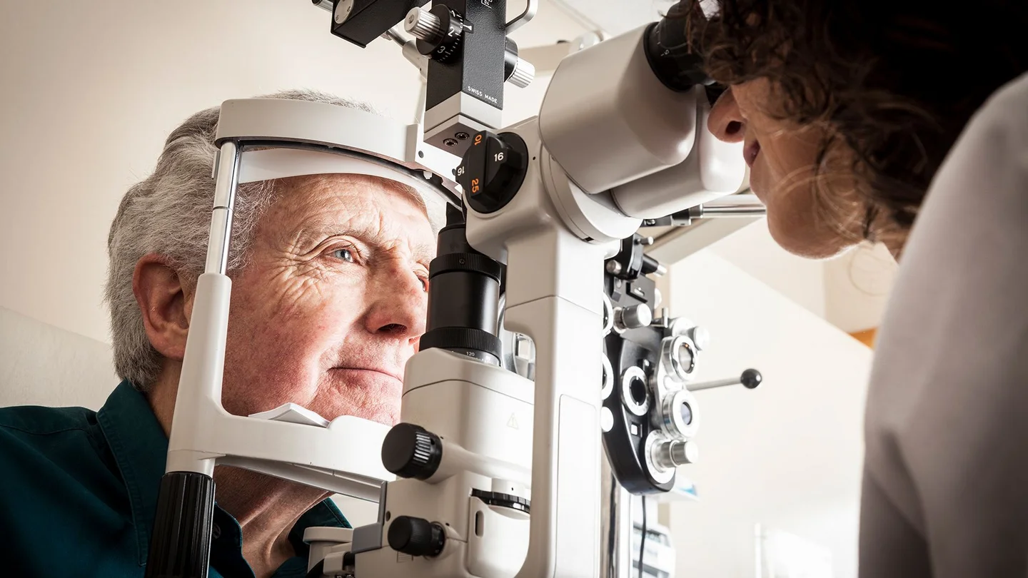 Makuladegeneration: Ein Mann l&auml;sst seine Augen beim Optiker untersuchen.