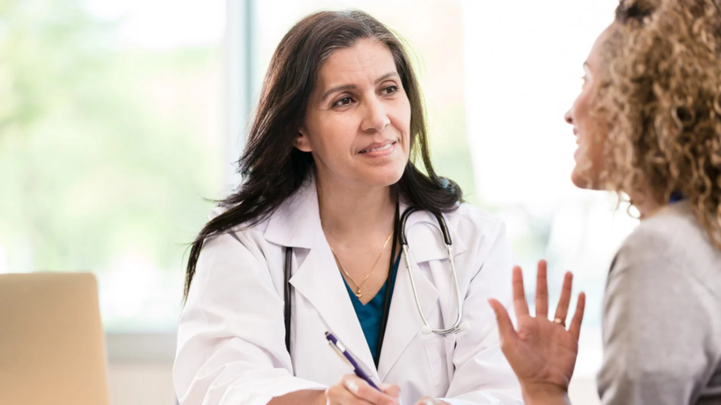 Eine Patientin spricht mit ihrer &Auml;rztin.