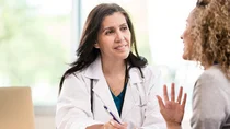 Eine Patientin spricht mit ihrer &Auml;rztin.