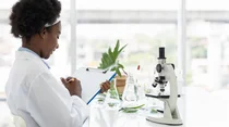 Labormitarbeiterin f&uuml;llt Formular aus.