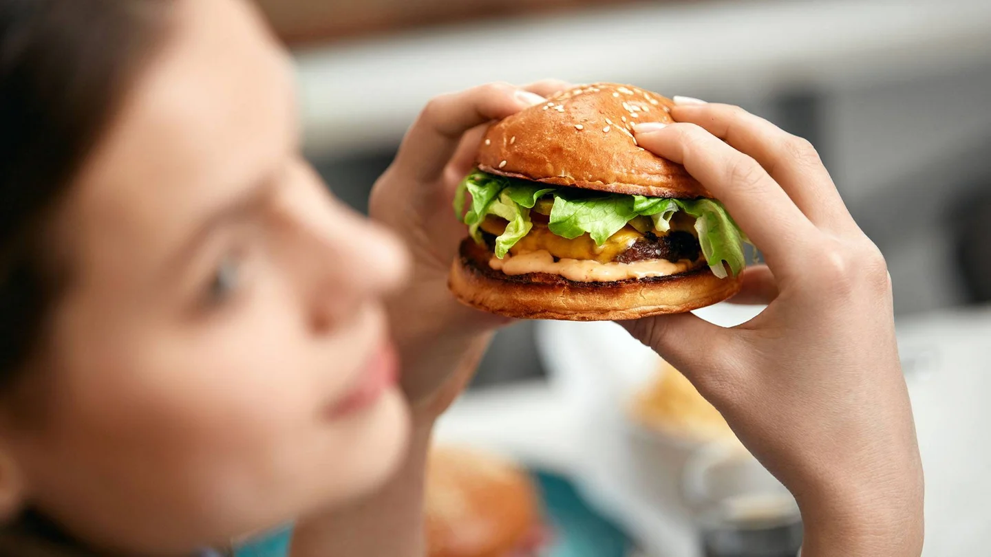 Junge Frau mit Burger