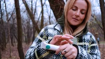 Eine Frau cremt ihre Hand zur Behandlung von Neurodermitis ein.