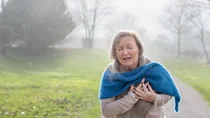 &Auml;ltere Frau fasst sich ans Herz.