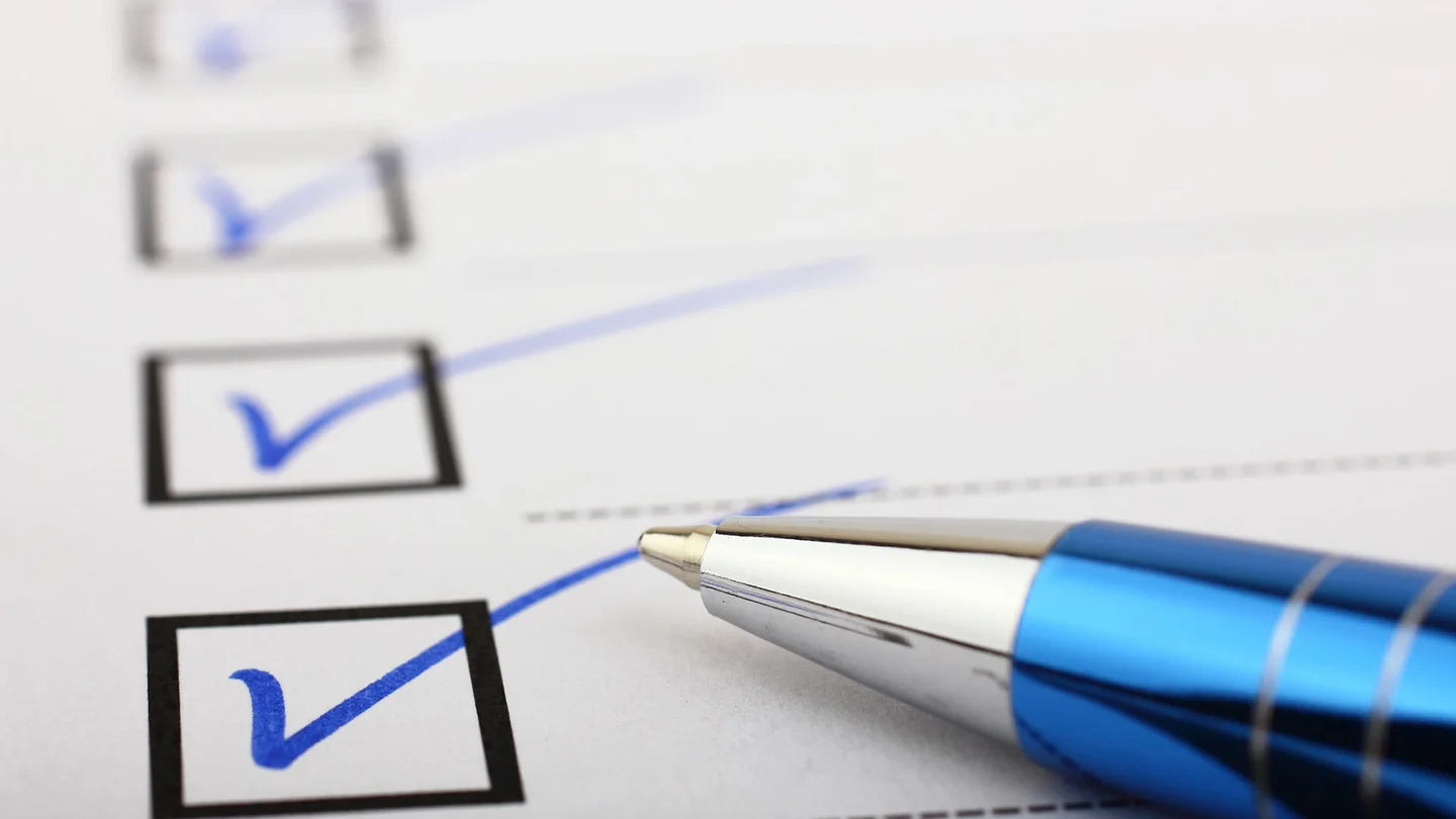 Pflegeleistungen beantragen: Ein Kugelschreiber liegt auf einem Blatt Papier, offenbar ein Antragsformular.