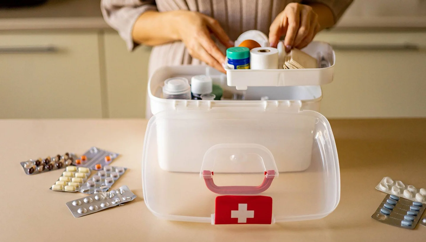 Verschiedene Medikamente in einer Box.