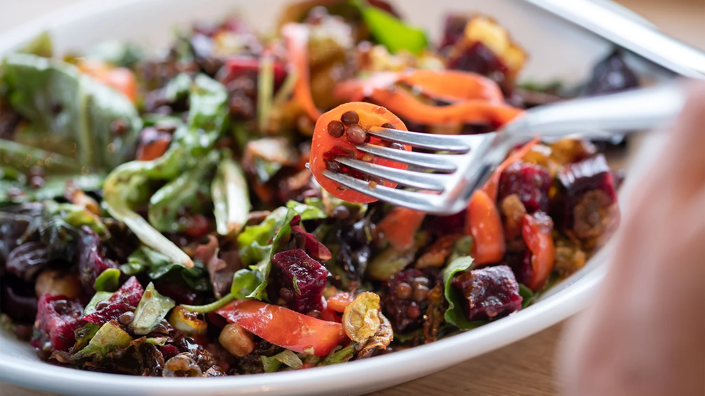 Bunter Salat mit Linsen