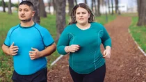 Mann und Frau mit Mehrgewicht beim Joggen