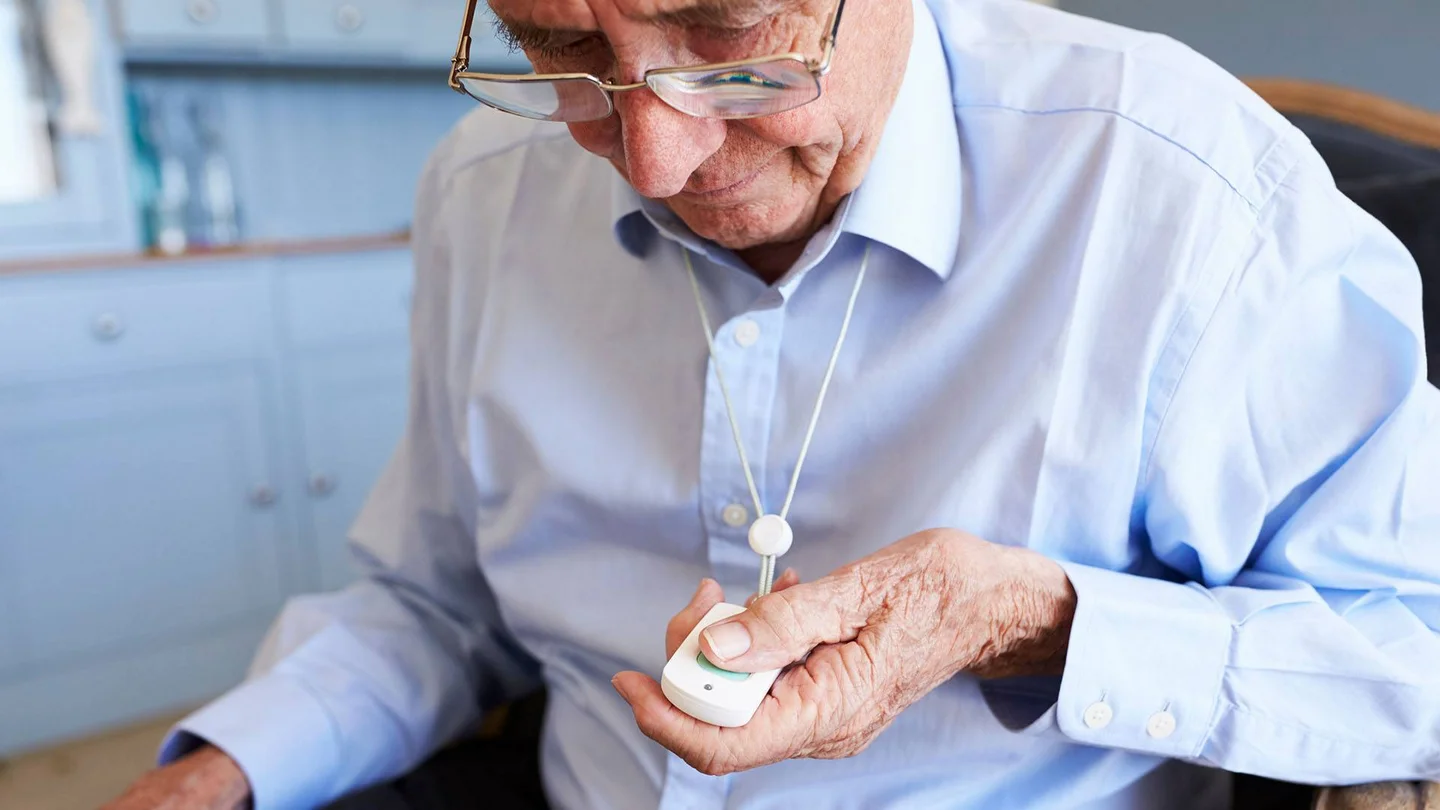 Älterer Mann mit technischem Hilfsgerät.