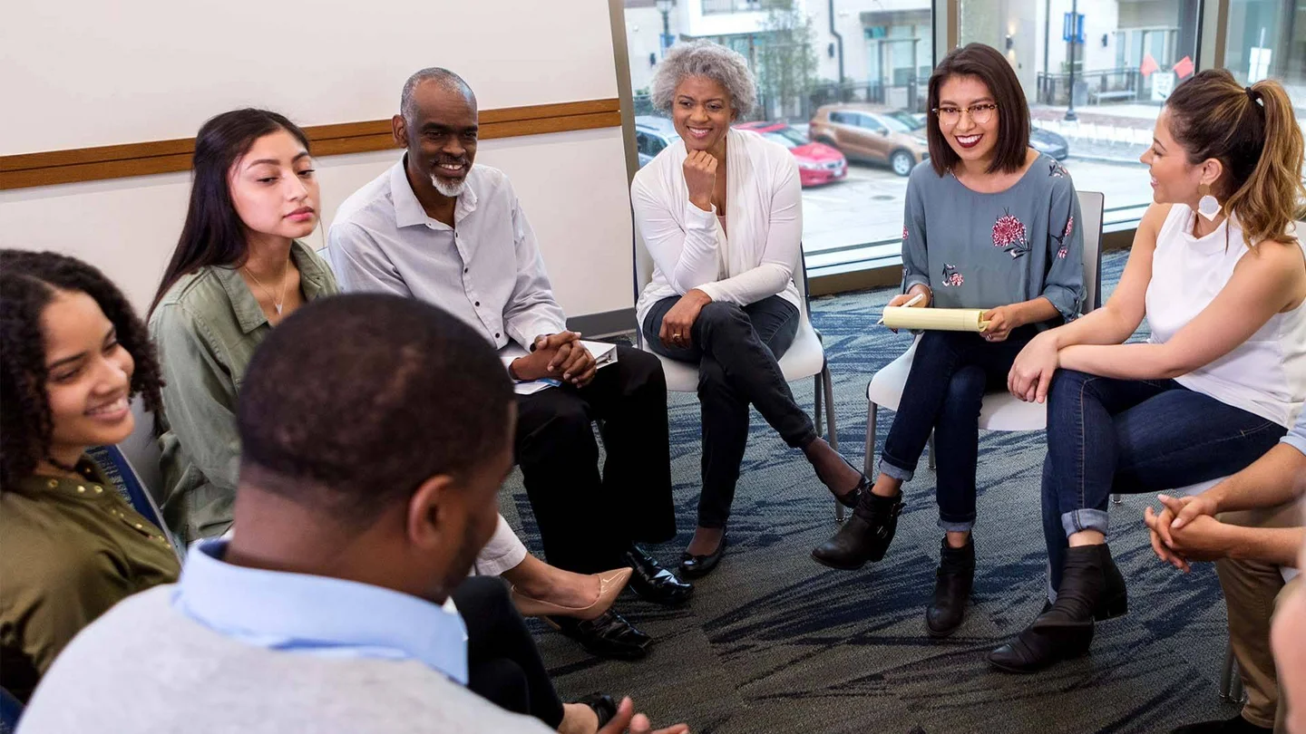 Gesprächskreis mit Menschen aus unterschiedlichen Kulturen.