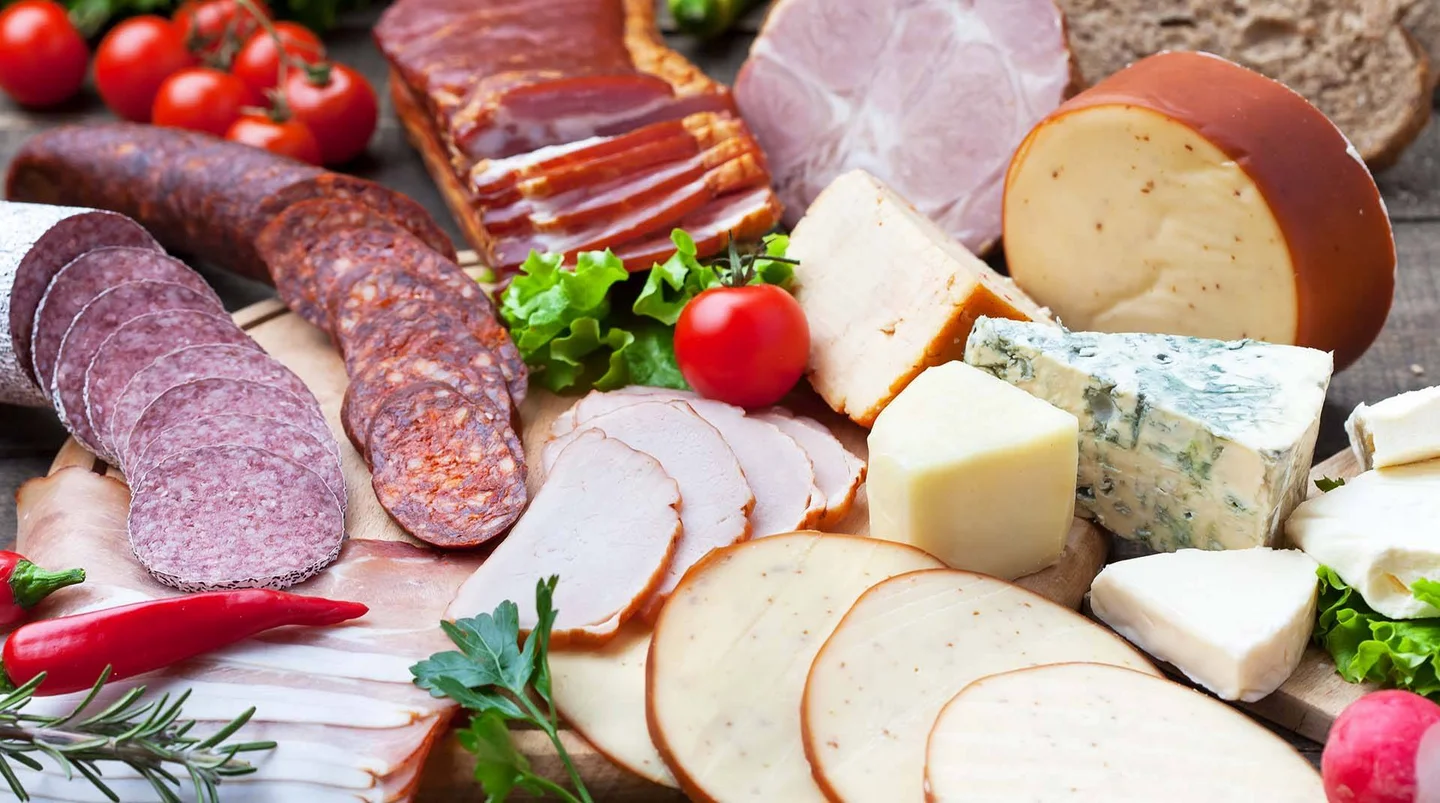 Verschiedene Wurst- und Käseprodukte