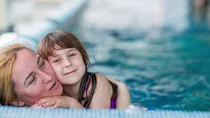 Mutter und Tochter im Schwimmbecken.
