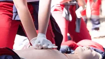 Ein Ersthelfer &uuml;bt die Herzdruck-Massage an einer Puppe.