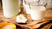 Laktose-Intoleranz: Ein Tisch, auf dem Milch-Gl&auml;ser stehen und eine Schale mit Milchreis liegt.