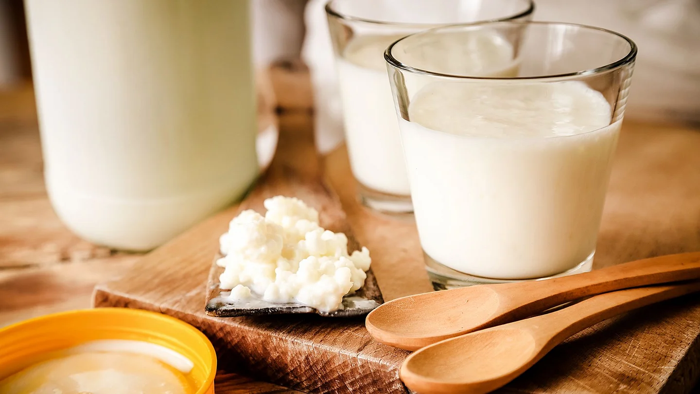 Laktose-Intoleranz: Ein Tisch, auf dem Milch-Gl&auml;ser stehen und eine Schale mit Milchreis liegt.