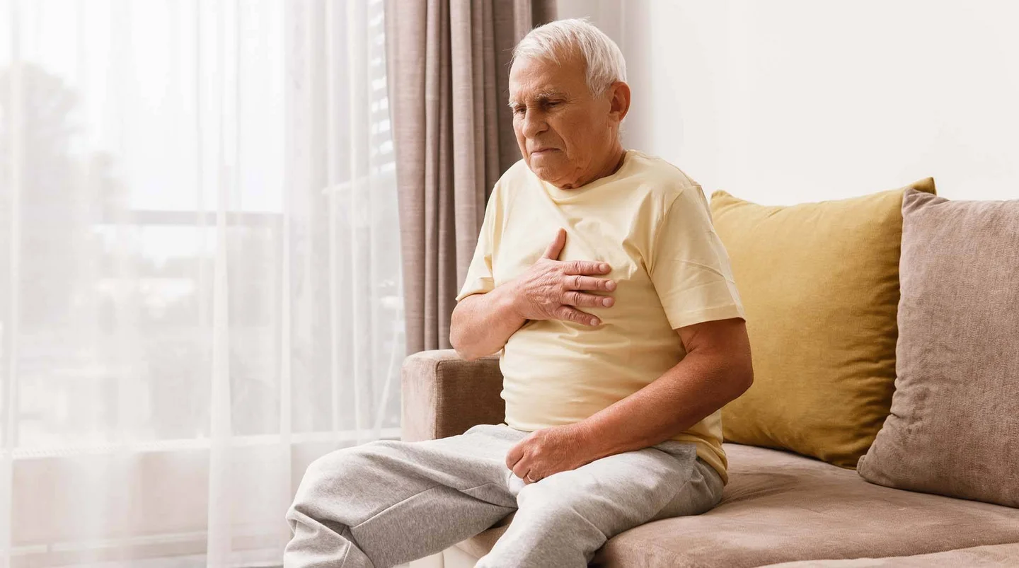 Älterer Mann greift sich ans Herz